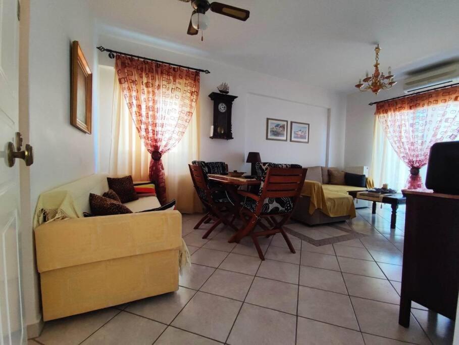 με θέα στον πευκιά Apartment